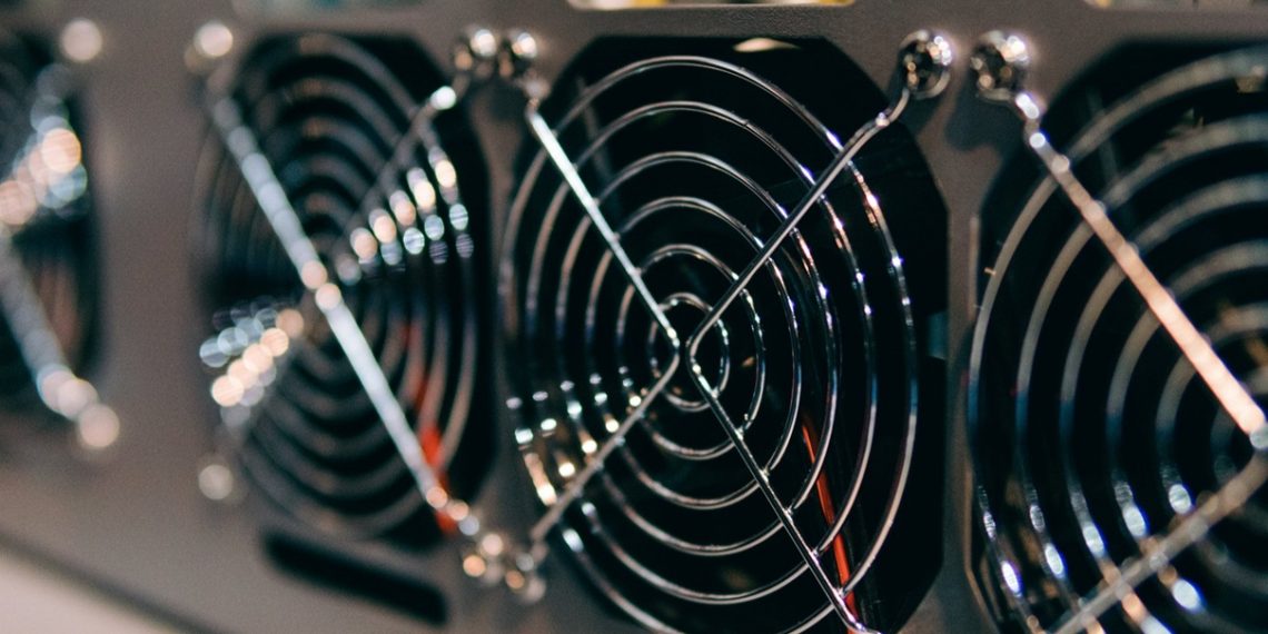 Bitmain разработала новый, более эффективный 7-нм чип для Antminer S17 и T17