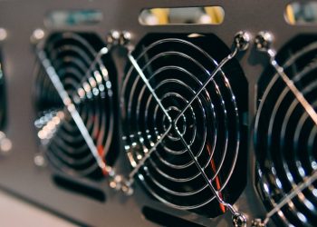 Bitmain разработала новый, более эффективный 7-нм чип для Antminer S17 и T17