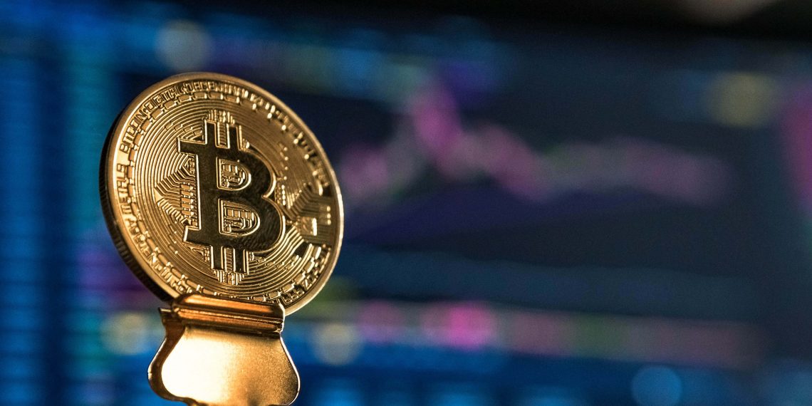 Биткоин вырос более чем на 40% показав рост c 7500$ до 10500$.