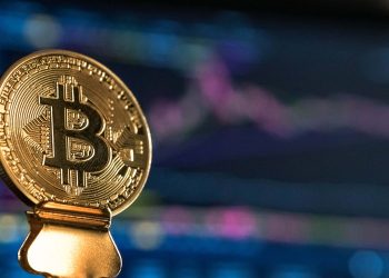 Биткоин вырос более чем на 40% показав рост c 7500$ до 10500$.